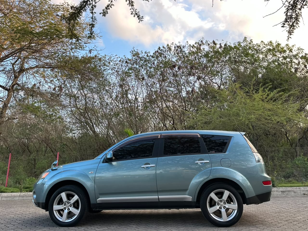 MITSUBISHI OUTLANDER thumbnail 9